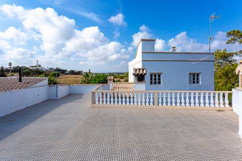 Moradia tradicional, com anexos e tanque em plena Ria Formosa, entre a Fuzeta e Tavira