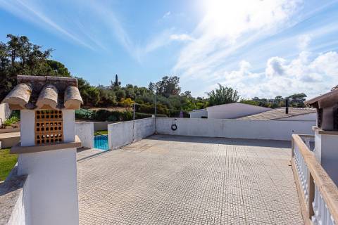 Moradia tradicional, com anexos e tanque em plena Ria Formosa, entre a Fuzeta e Tavira