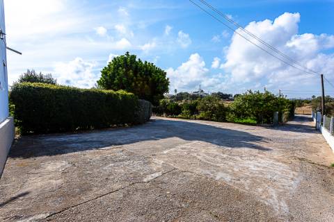 Moradia tradicional, com anexos e tanque em plena Ria Formosa, entre a Fuzeta e Tavira