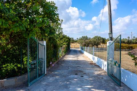 Moradia tradicional, com anexos e tanque em plena Ria Formosa, entre a Fuzeta e Tavira