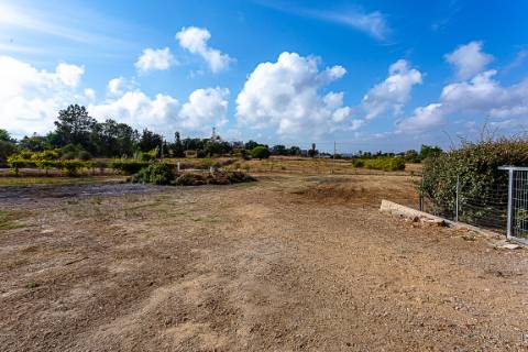 Moradia tradicional, com anexos e tanque em plena Ria Formosa, entre a Fuzeta e Tavira