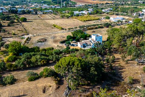 Moradia tradicional, com anexos e tanque em plena Ria Formosa, entre a Fuzeta e Tavira
