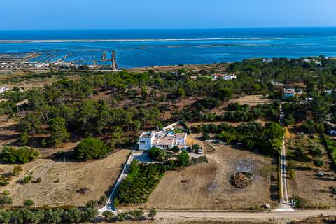 Moradia tradicional, com anexos e tanque em plena Ria Formosa, entre a Fuzeta e Tavira