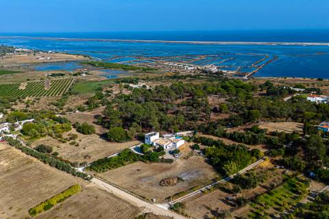 Moradia tradicional, com anexos e tanque em plena Ria Formosa, entre a Fuzeta e Tavira