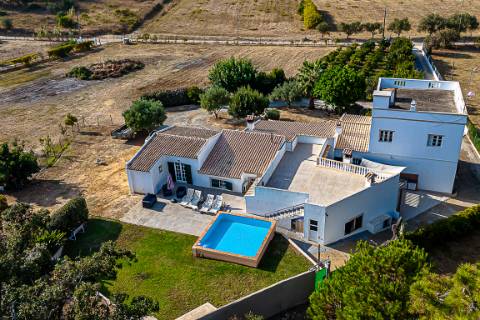 Moradia tradicional, com anexos e tanque em plena Ria Formosa, entre a Fuzeta e Tavira