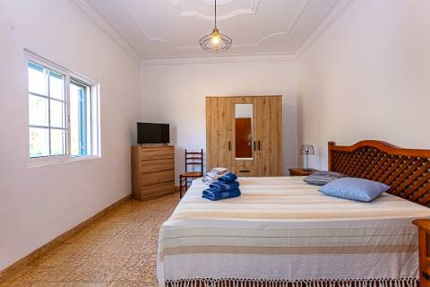 Moradia tradicional, com anexos e tanque em plena Ria Formosa, entre a Fuzeta e Tavira