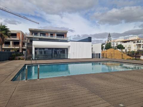 T2 no rés-do-chão com piscina e garagem em condomínio em Cabanas de Tavira