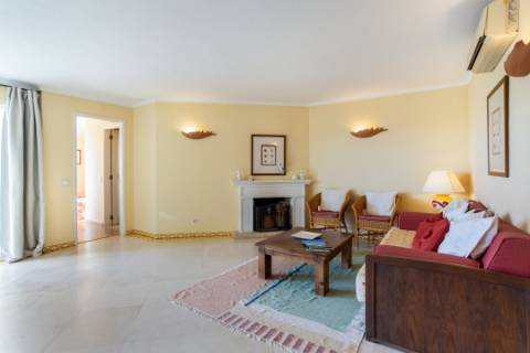 Apartamento T2 com terraço e piscina em Vale do Lobo