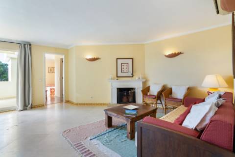 Apartamento T2 com terraço e piscina em Vale do Lobo