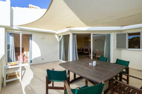 Apartamento T2 com terraço e piscina em Vale do Lobo