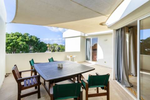 Apartamento T2 com terraço e piscina em Vale do Lobo