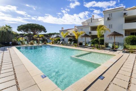 Apartamento T2 com terraço e piscina em Vale do Lobo