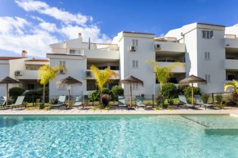 Apartamento T2 com terraço e piscina em Vale do Lobo