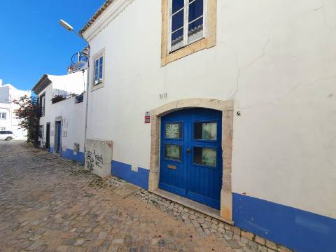 Moradia típica com pátio e terraço no centro de Tavira, perto do rio Gilão.
