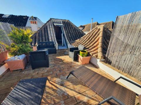 Moradia típica com pátio e terraço no centro de Tavira, perto do rio Gilão.