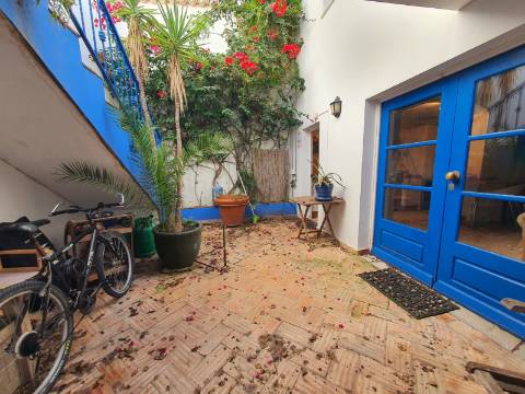 Moradia típica com pátio e terraço no centro de Tavira, perto do rio Gilão.