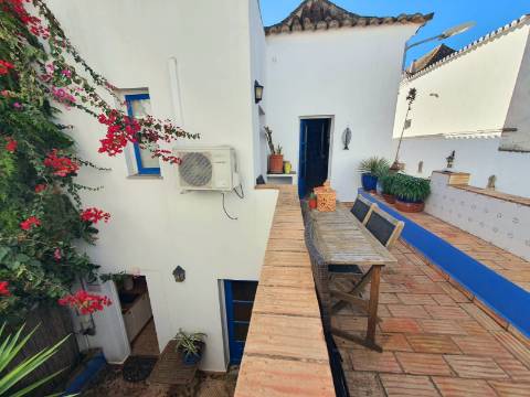 Moradia típica com pátio e terraço no centro de Tavira, perto do rio Gilão.