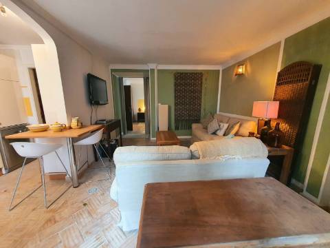 Moradia típica com pátio e terraço no centro de Tavira, perto do rio Gilão.