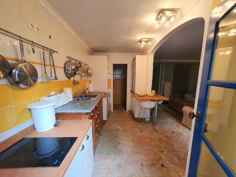 Moradia típica com pátio e terraço no centro de Tavira, perto do rio Gilão.