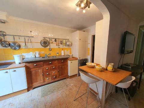 Moradia típica com pátio e terraço no centro de Tavira, perto do rio Gilão.