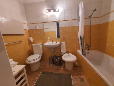 Moradia típica com pátio e terraço no centro de Tavira, perto do rio Gilão.