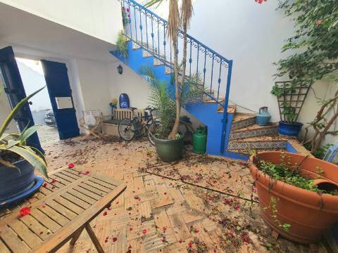 Moradia típica com pátio e terraço no centro de Tavira, perto do rio Gilão.