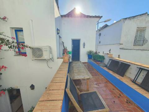 Moradia típica com pátio e terraço no centro de Tavira, perto do rio Gilão.