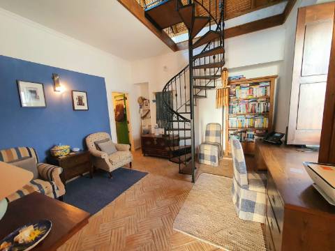 Moradia típica com pátio e terraço no centro de Tavira, perto do rio Gilão.