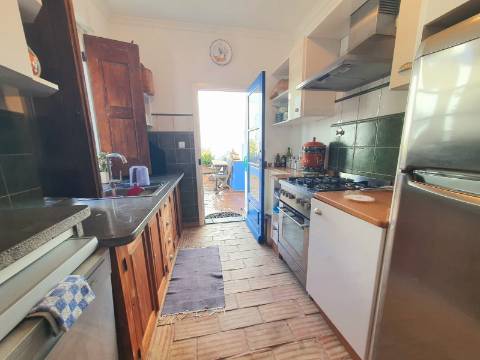 Moradia típica com pátio e terraço no centro de Tavira, perto do rio Gilão.