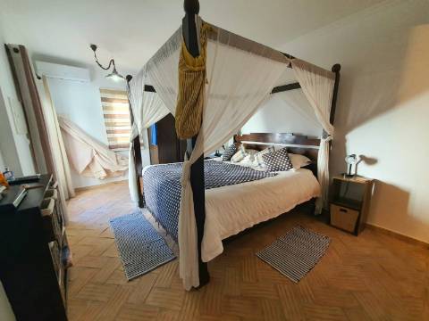 Moradia típica com pátio e terraço no centro de Tavira, perto do rio Gilão.