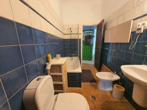 Moradia típica com pátio e terraço no centro de Tavira, perto do rio Gilão.