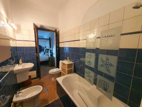 Moradia típica com pátio e terraço no centro de Tavira, perto do rio Gilão.