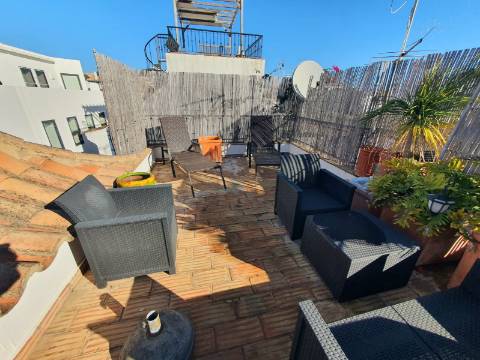 Moradia típica com pátio e terraço no centro de Tavira, perto do rio Gilão.