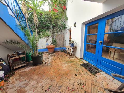 Moradia típica com pátio e terraço no centro de Tavira, perto do rio Gilão.