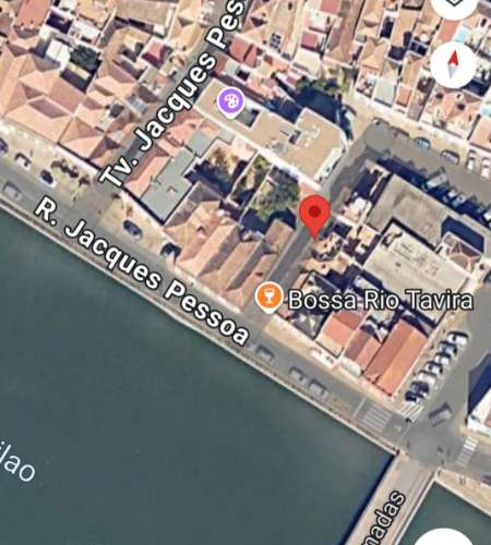 Moradia típica com pátio e terraço no centro de Tavira, perto do rio Gilão.