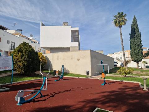 Moradia moderna T5, com garagem e piscina, para venda em Tavira