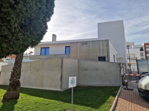 Moradia moderna T5, com garagem e piscina, para venda em Tavira