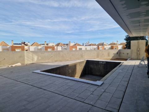 Moradia moderna T5, com garagem e piscina, para venda em Tavira
