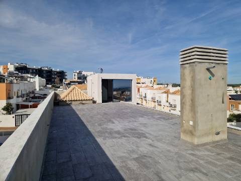 Moradia moderna T5, com garagem e piscina, para venda em Tavira