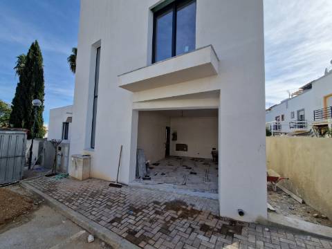 Moradia moderna T5, com garagem e piscina, para venda em Tavira