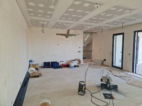 Moradia moderna T5, com garagem e piscina, para venda em Tavira