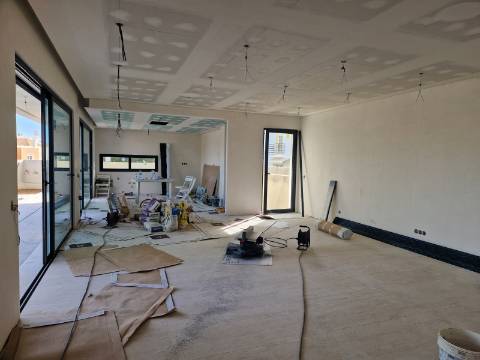 Moradia moderna T5, com garagem e piscina, para venda em Tavira