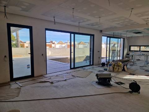 Moradia moderna T5, com garagem e piscina, para venda em Tavira