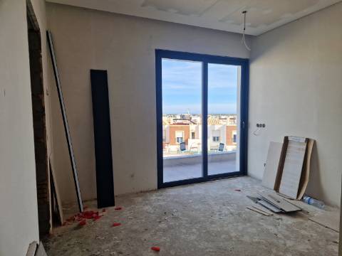 Moradia moderna T5, com garagem e piscina, para venda em Tavira