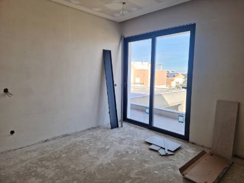 Moradia moderna T5, com garagem e piscina, para venda em Tavira