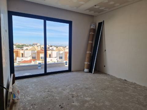 Moradia moderna T5, com garagem e piscina, para venda em Tavira