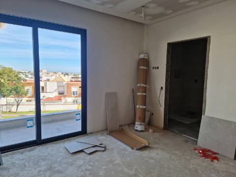 Moradia moderna T5, com garagem e piscina, para venda em Tavira