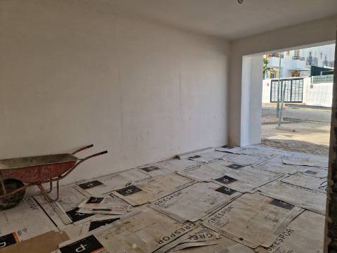 Moradia moderna T5, com garagem e piscina, para venda em Tavira