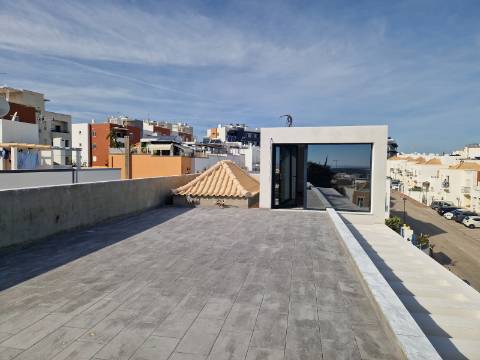 Moradia moderna T5, com garagem e piscina, para venda em Tavira