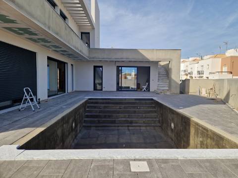 Moradia moderna T5, com garagem e piscina, para venda em Tavira
